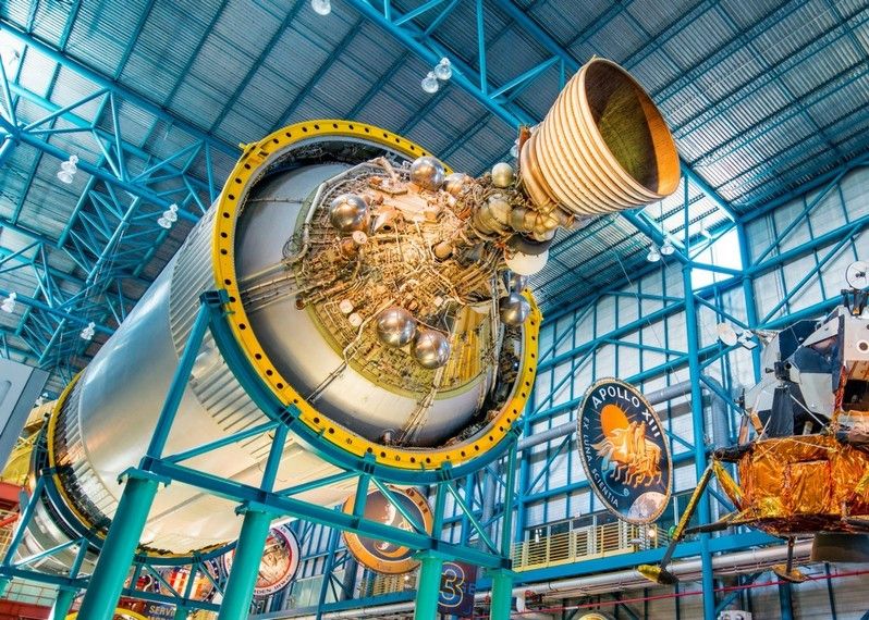 I motori del primo stadio del razzo Saturn 5 esposti al Kennedy Space Center © NaughtyNut / Shutterstock