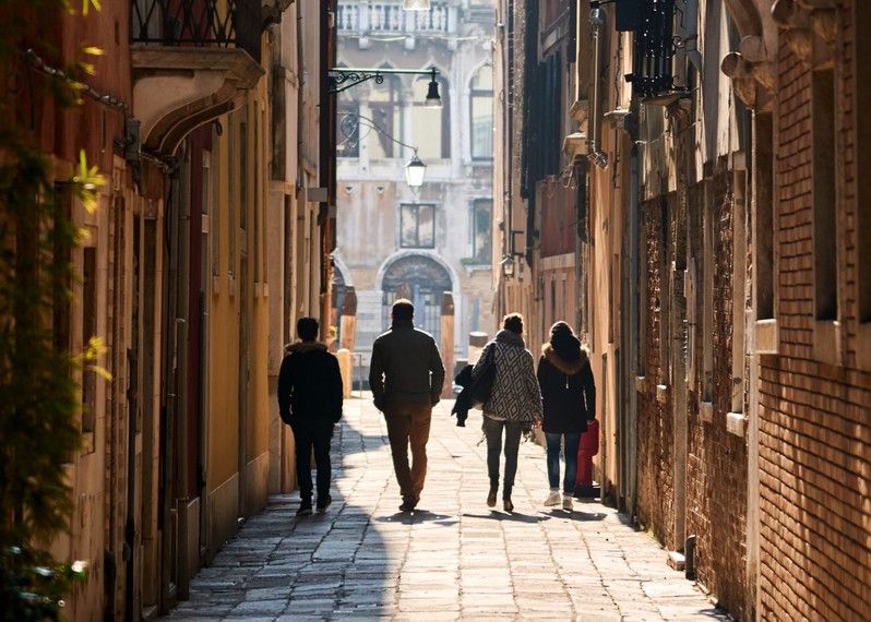 I walking tour sono un ottimo modo per conoscere sia la città che altri viaggiatori. © Park Si-Hyeon / Getty Images