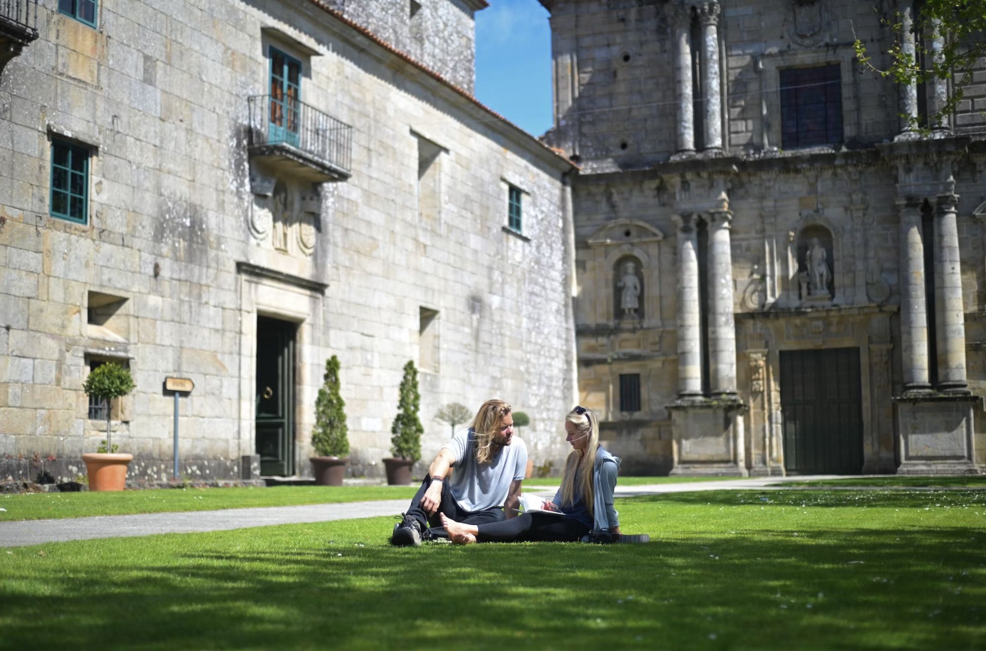 Joe Sills e Liz Hooper si rilassano al Mosteiro de San Xoan de Poio © Joe Sills/Lonely Planet