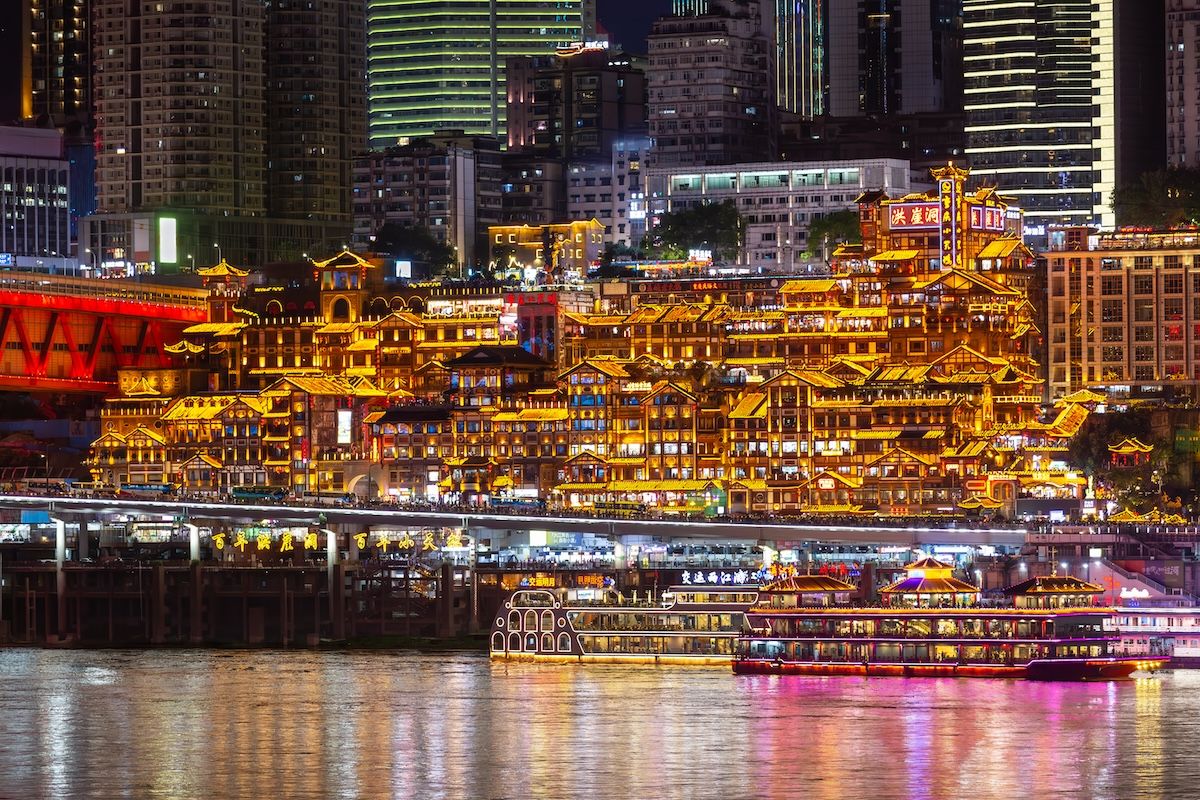 Le luci notturne di Hongyadong; © Qian Jia/iStockphoto/Getty Images