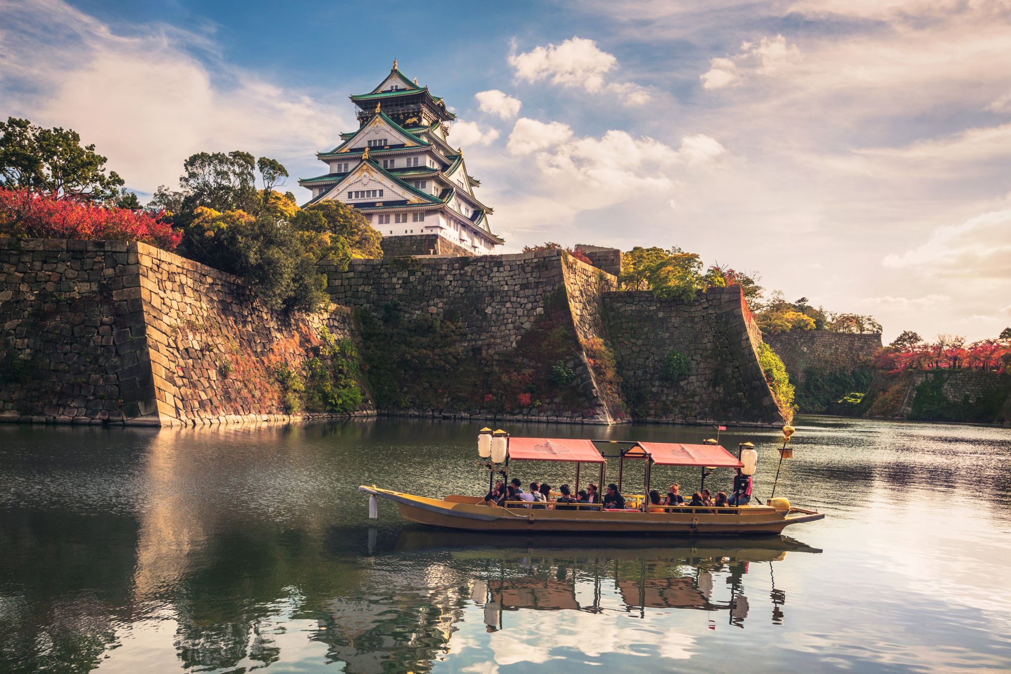 Barca di turisti nel fossato intorno al castello di Osaka
