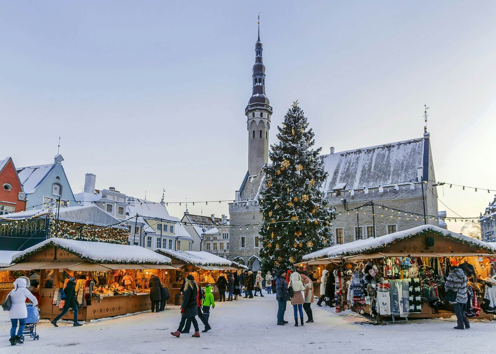 Il mercatino di Tallinn si tiene nella piazza centrale, in stile medievale. © Shutterstock