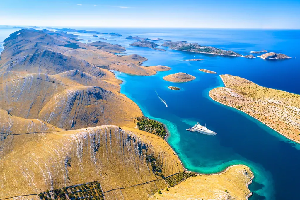 La Croazia offre un incredibile numero di isole da visitare, la cosa più difficile e scegliere quali © Shutterstock / xbrchx