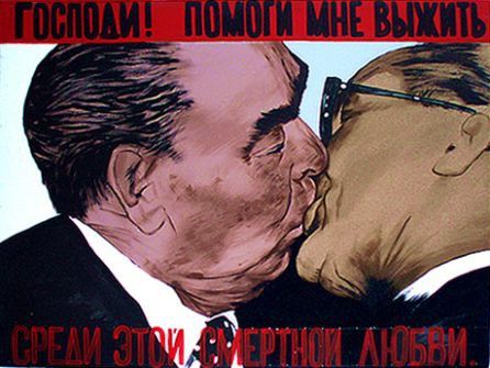 Il bacio tra Breznev e Honecker al museo del Check Point Charlie - foto di E. Rossi