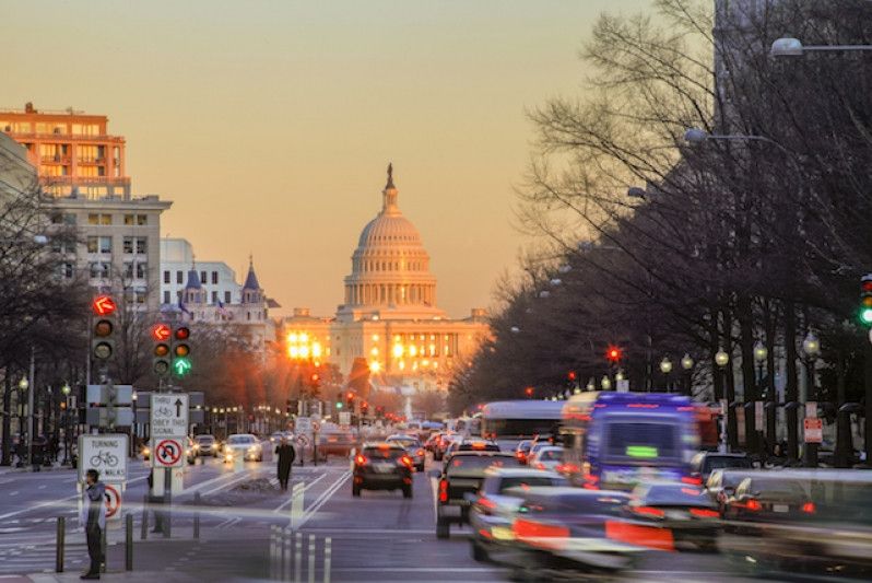 Il Campidoglio al tramonto visto da Pennsylvania Ave, Washington, DC. Foto di Richard Nowitz/Getty Images