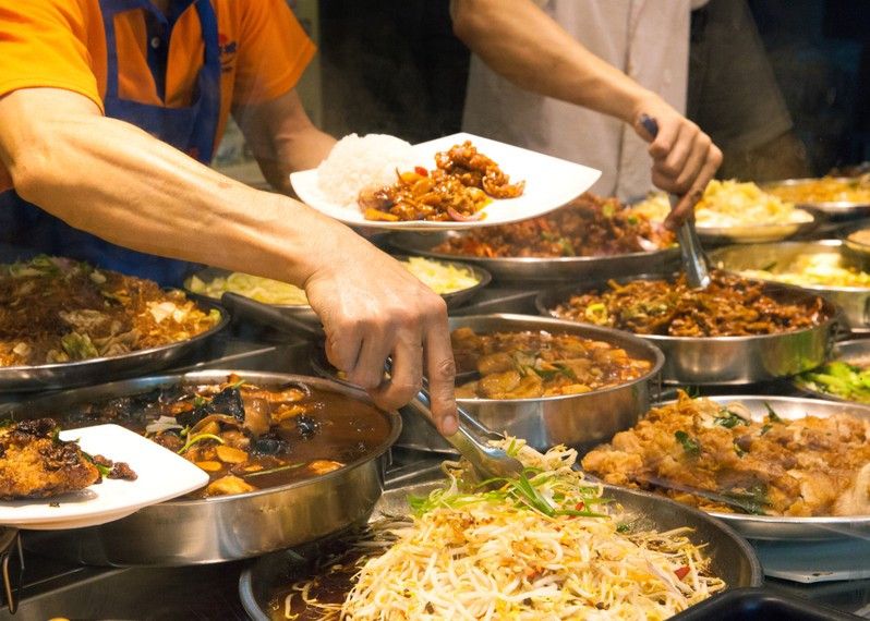 Il celebre cibo di strada di Singapore.©Elena Aleksandrovna Ermakova/Getty Images