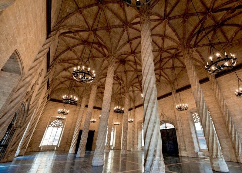 Il colonnato gotico e la volta rinascimentale della Lonja de la Seda, sito UNESCO nel cuore della città vecchia di Valencia, Spagna. ©fotoVoyager/Gett