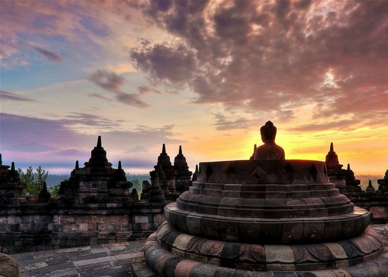 Il complesso di templi buddhisti di Borobudur è una delle grandi attrattive di un viaggio in Indonesia © Jokoleo / Getty Images