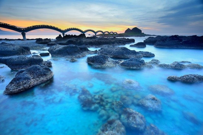 Il famoso ponte del drago Sansiantai, sospeso tra l'isola di Sanxiantai e la costa orientale di Taiwan. © Anthony Ko / Getty Images