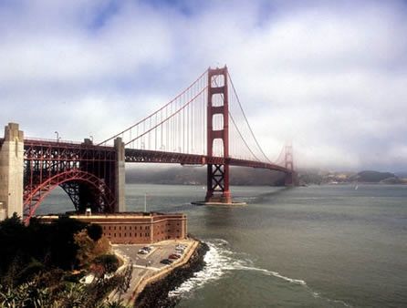 Il Golden Gate sbuca dalla nebbia © Fotografia di Marina Tessitore