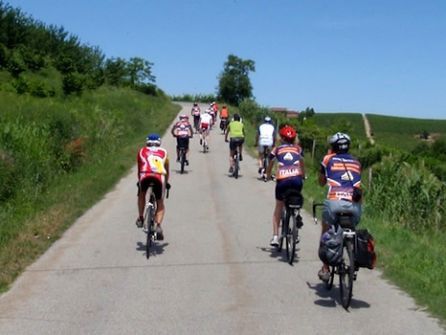 Il gruppo pedala tra le colline © Carlo Mario Chierotti