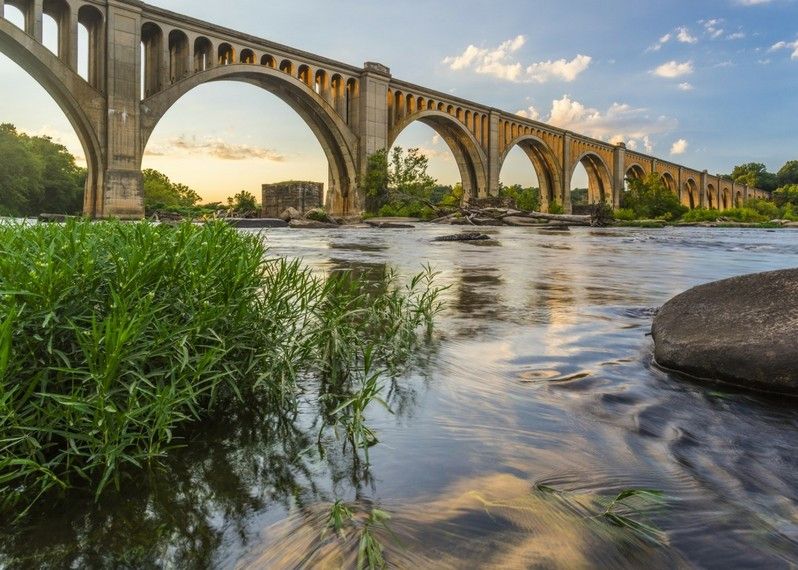 Il James River di Richmond richiama gente a piedi o in bicicletta e amanti dell’avventura © Xavier Ascanio / Shutterstock