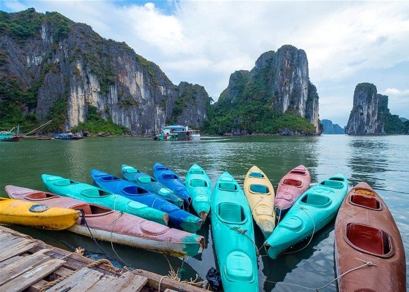 Il kayak è un mezzo fantastico per esplorare la straordinaria Baia di Halong in Vietnam © TonyNg / Shutterstock