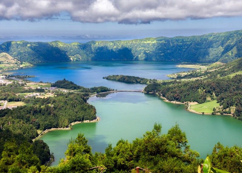 Il lago Sete Cidades dal punto panoramico Vista do Rei a Sao Miguel, Azzorre.
©peresanz/Shutterstock