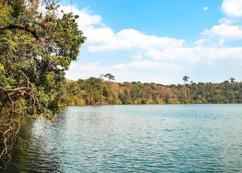 Il lago vulcanico di Yeak Lom, Cambogia