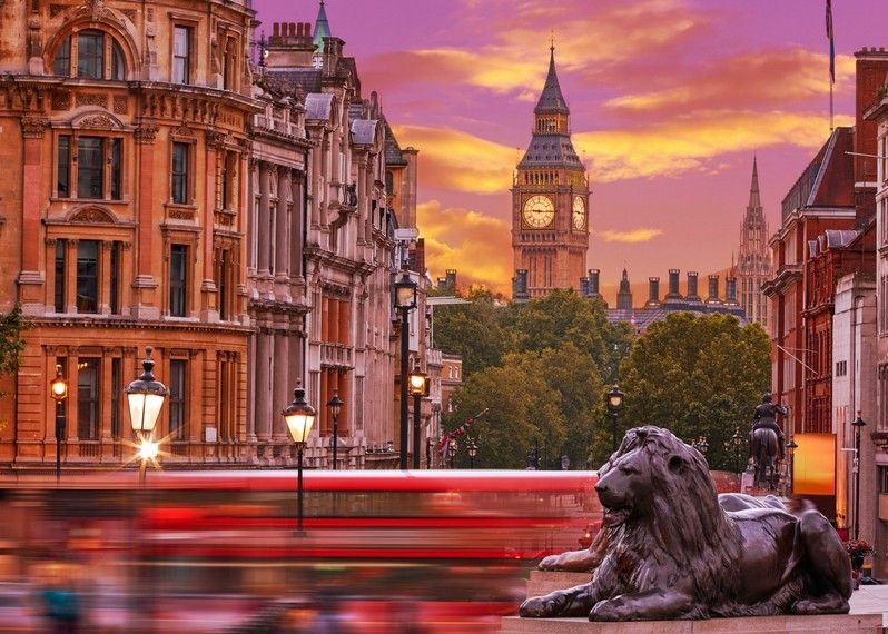Il leone di Trafalgar Square e il Big Ben sullo sfondo a Londra, Inghilterra. ©holbox/Shutterstock