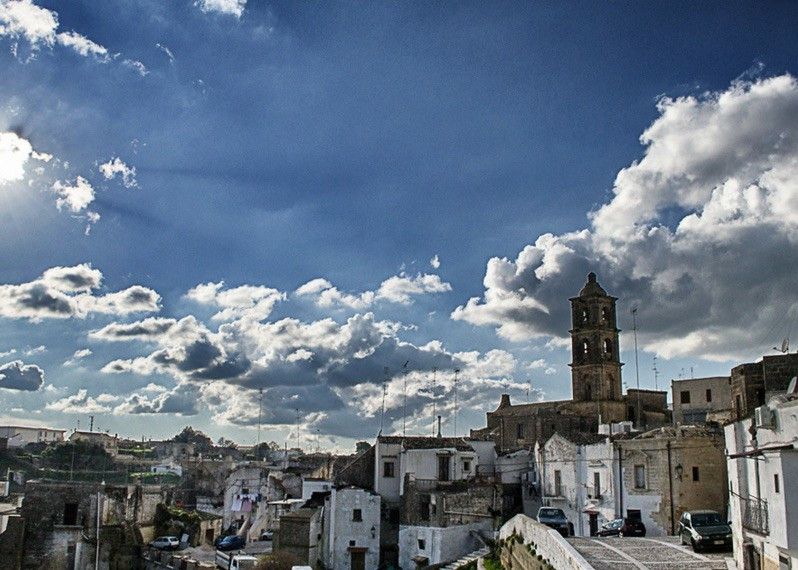Il paese di Laterza affacciato sulla gravina. ©chiavedivolta