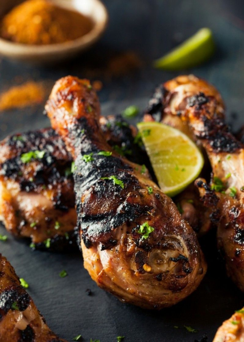 Il piatto nazionale giamaicano: Jerk piccante alla griglia con lime e spezie ©Brent Hofacker/Shutterstock
