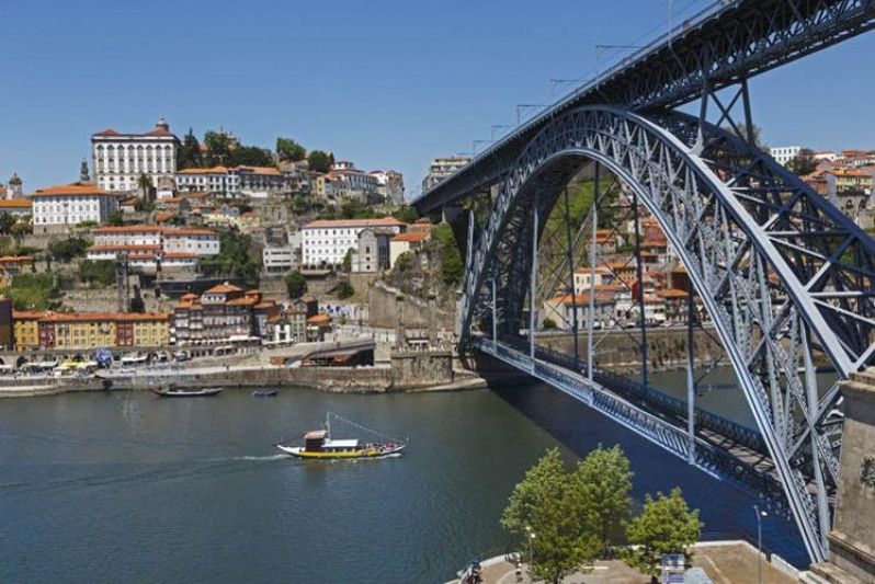 Il ponte Dom Luis I che attraversa il fiume Douro a Porto, Portogallo. Foto di Ken Welsh/The Image Bank/Getty Images