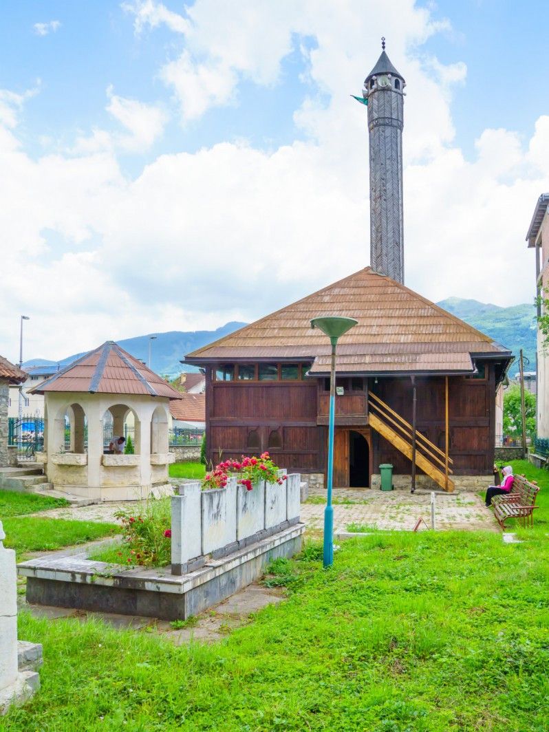Il portico ligneo e il minareto della Moschea di Vizier’s Mosque a Gusinje © RnDmS / Shutterstock