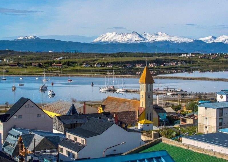 Il porto di Ushuaia, Argentina, con le Ande sullo sfondo. ©Bobbushphoto/Getty Images