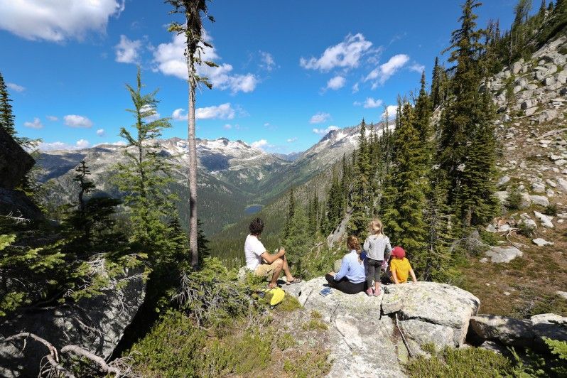 Il primo ministro Trudeau con la famiglia sulle Montagne Rocciose canadesi (British Columbia) © Adam Scotti/PMO