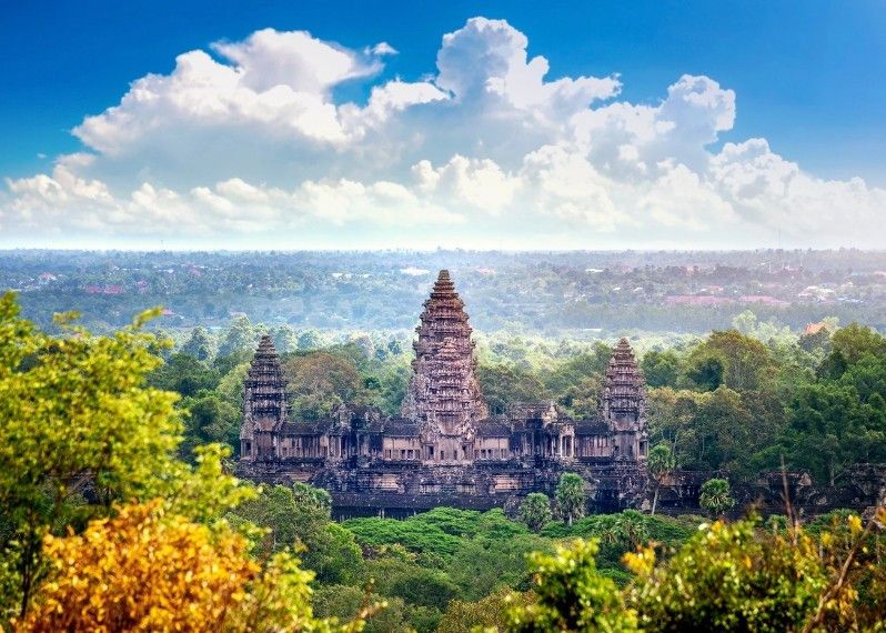 Il profilo di Angkor Wat, immerso nella natura, Cambogia.
©Guitar photographer/Shutterstock