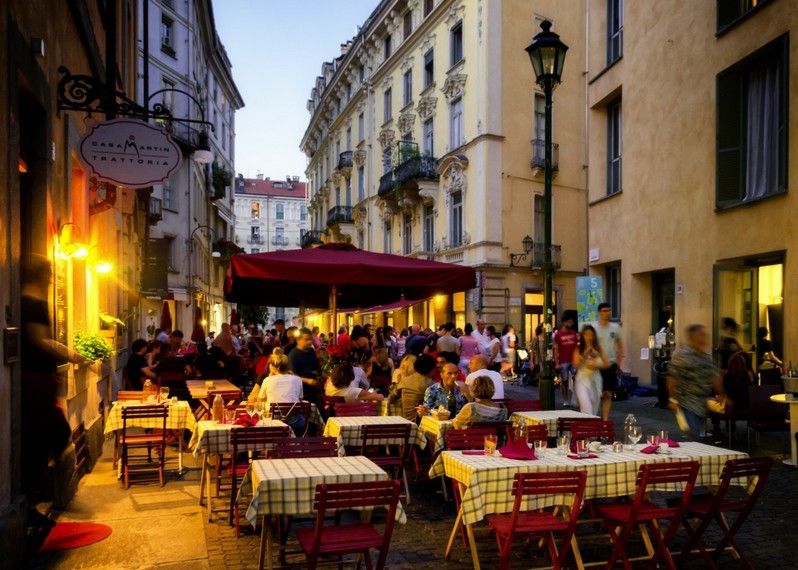 Il Quadrilatero, quartiere in cui indugiare la sera, tra locali e ristoranti.