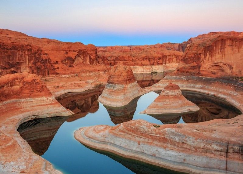 Il Reflection Canyon, una delle tante meraviglie geologiche che si possono incontrare lungo il Lake Powell © Johnny Adolphson / Shutterstock