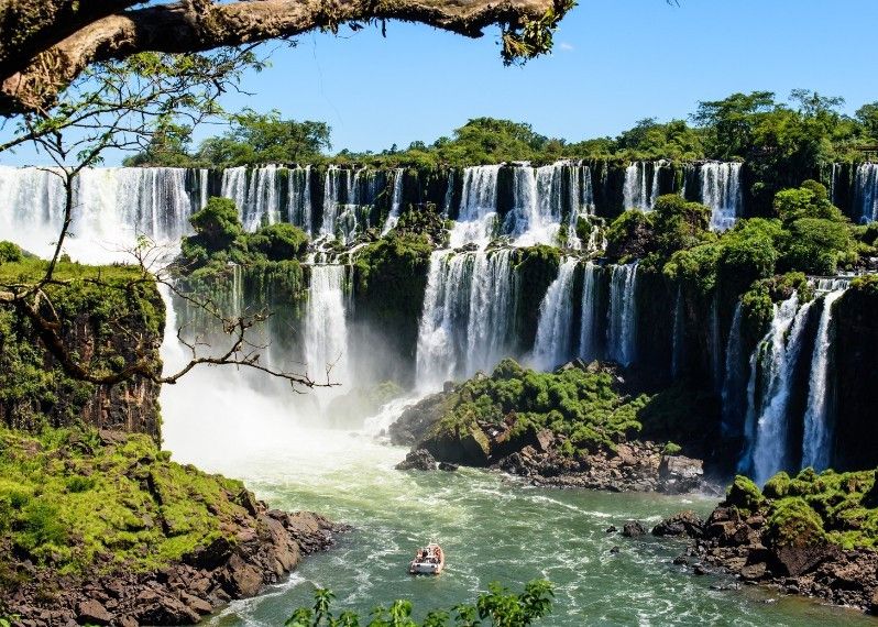 Il rombo, gli spruzzi e l’immensa quantità d’acqua delle cascate di Iguazú sono indimenticabili. ©Det-anan/Shutterstock
