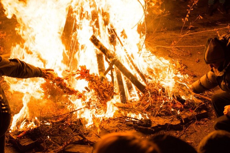 Il simbolismo del fuoco in cui brucia il badnjak © radebg