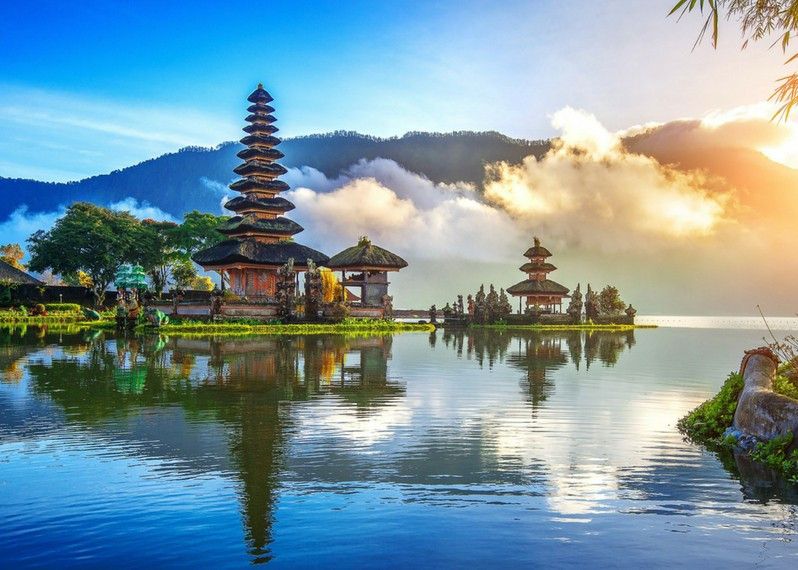 Il tempio di Pura Ulun Danu Bratan all'alba, Bali.
©Guitar photographer/Shutterstock