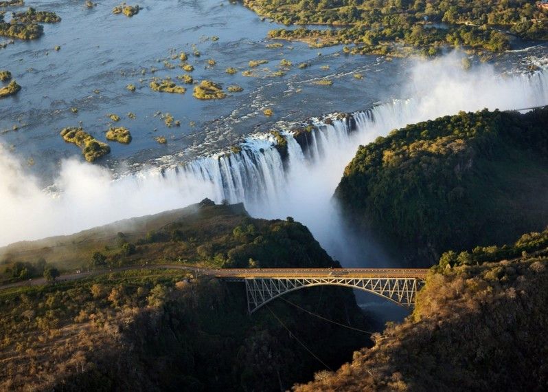 Il vecchio ponte sulle Cascate Victoria ©Wolfgang_Steiner/Getty Images
