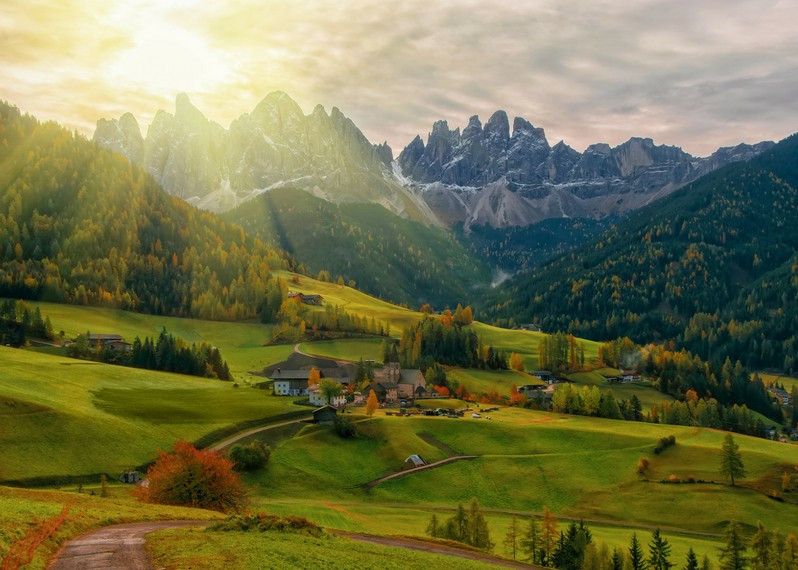 Il villaggio di Santa Maddalena all’alba, Dolomiti.
©Haidamac/Shutterstock