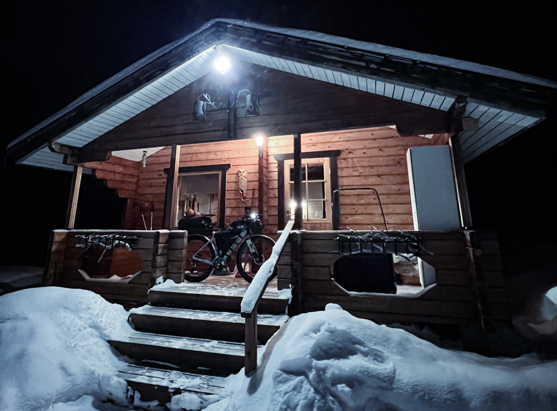 baita di legno nella neve