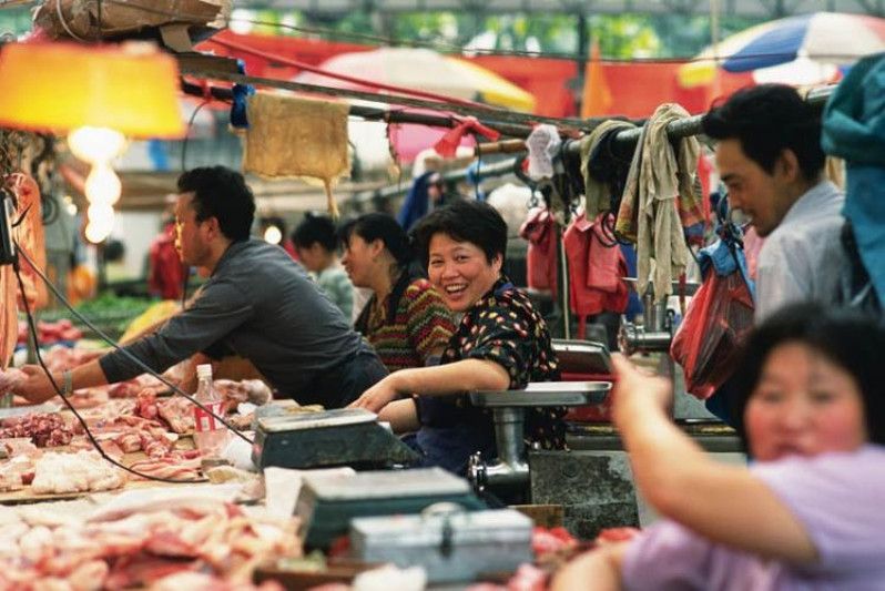 Immergiti nella folla dei mercati di Shanghai per un assaggio di vita locale. Foto di DAJ/Getty Images