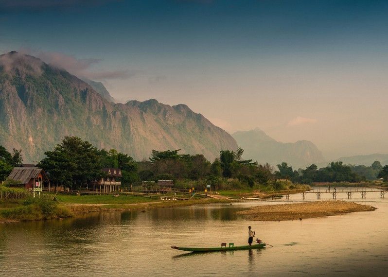 In barca sul fiume Nam Xong a Vang Vieng, Laos. ©kwanchai_k photograph/Getty Images