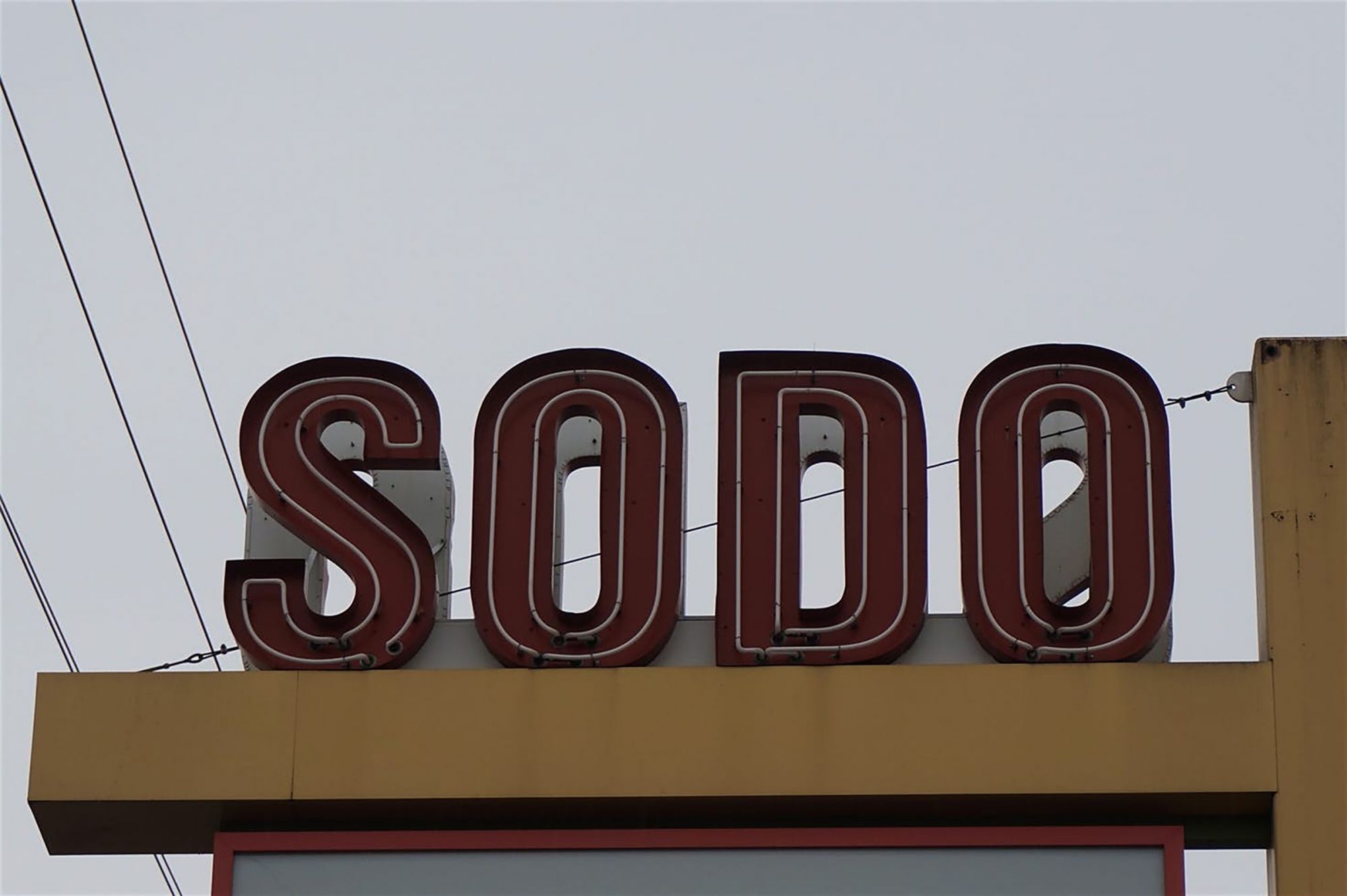 L’installazione d’arte SoDo Track ha richiesto tre anni di lavoro, ma oggi è una nuova, sgargiante icona nel quartiere dei magazzini di Seattle ©Brend