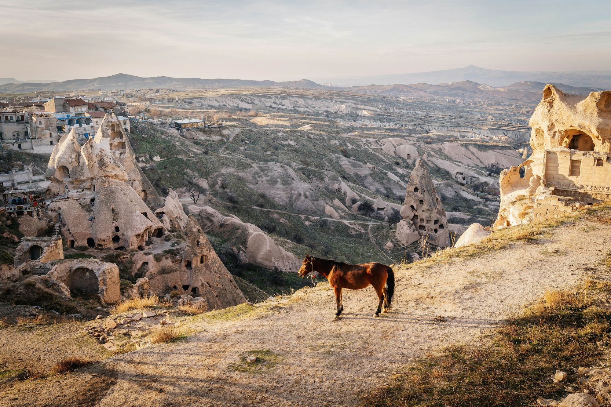 La valle di Uçhisar e il villaggio omonimo, in Cappadocia. © Circle Creative Studio/Getty Images