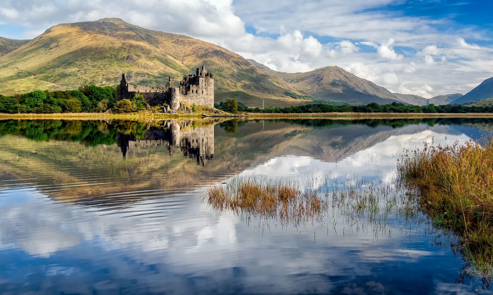 Le rovine del castello di Kilchurn si trovano sul Loch Awe ©R K Hill/Shutterstock