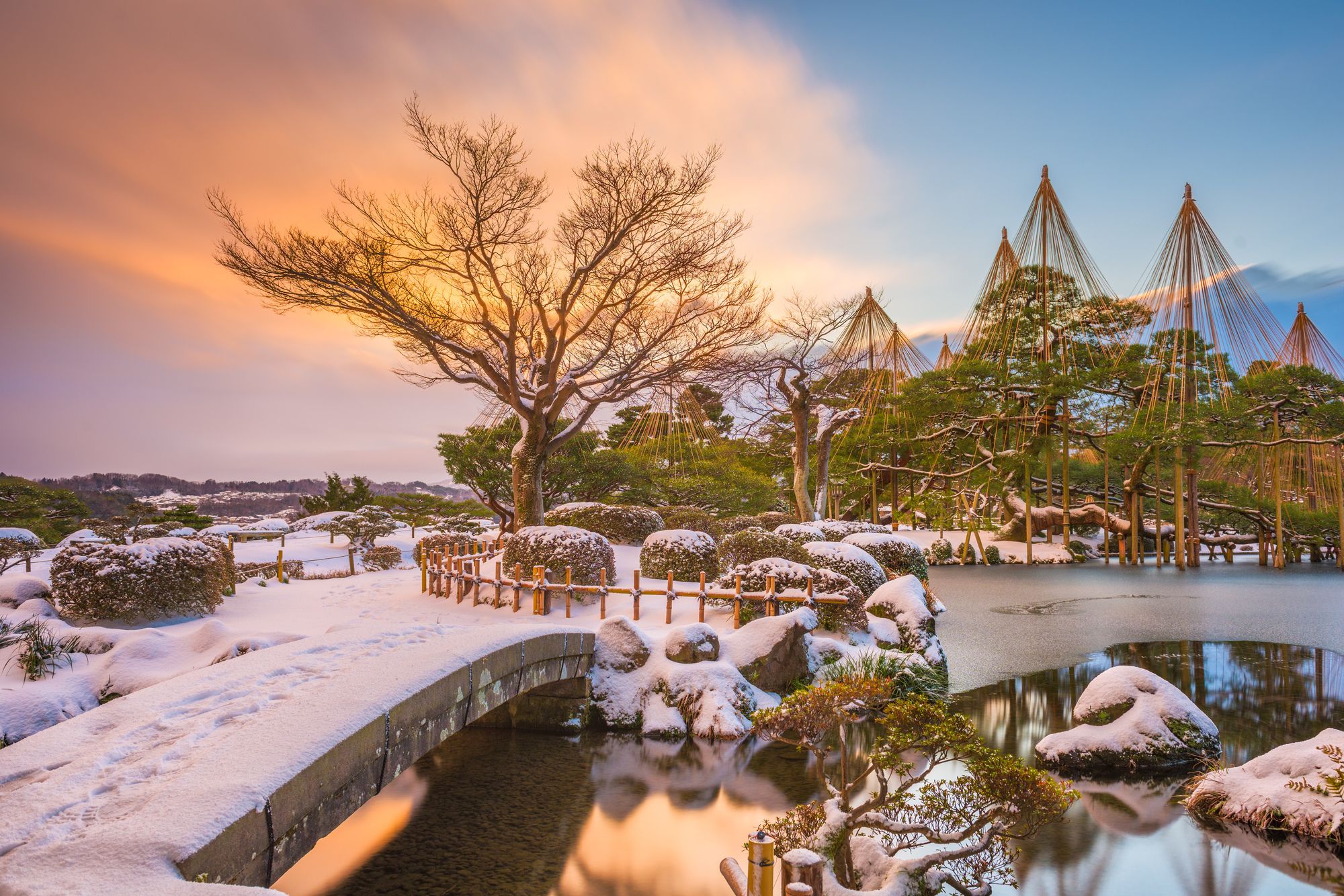 Il giardino Kenrokuen ricoperto di neve, Kanazawa ©Sean Pavone/Shutterstock