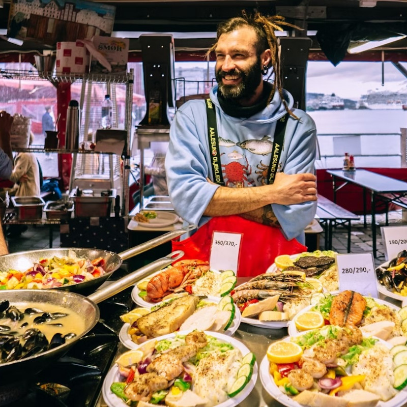 Venditori di pesce al mercato ittico di Bergen. kross13/Shutterstock