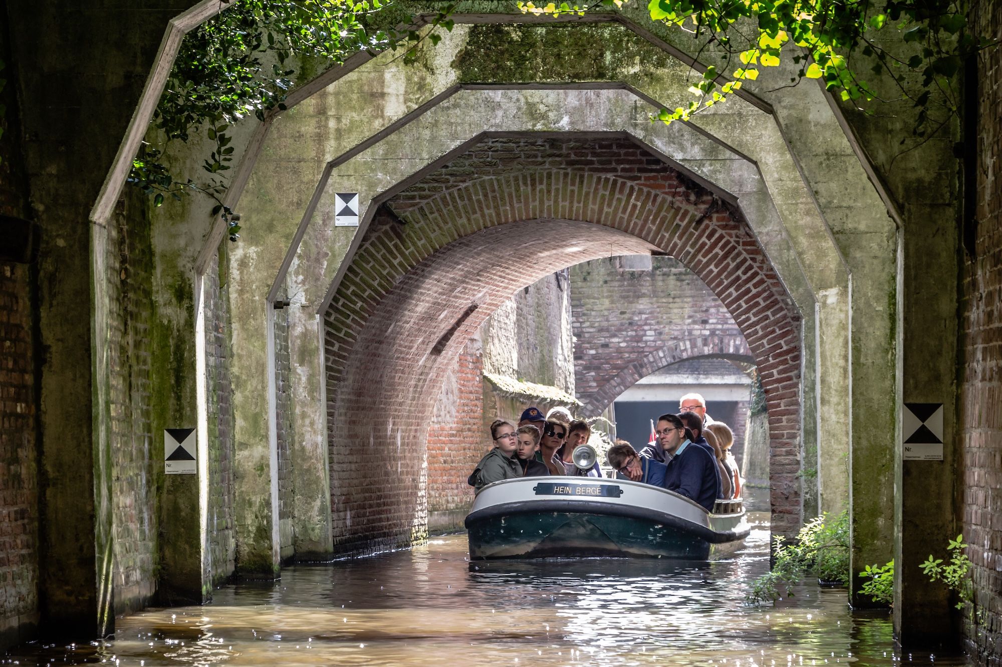 I canali di Den Bosch sono gli unici a scorrere per molti tratti sotto gli edifici ©INTREEGUE Photography/Shutterstock