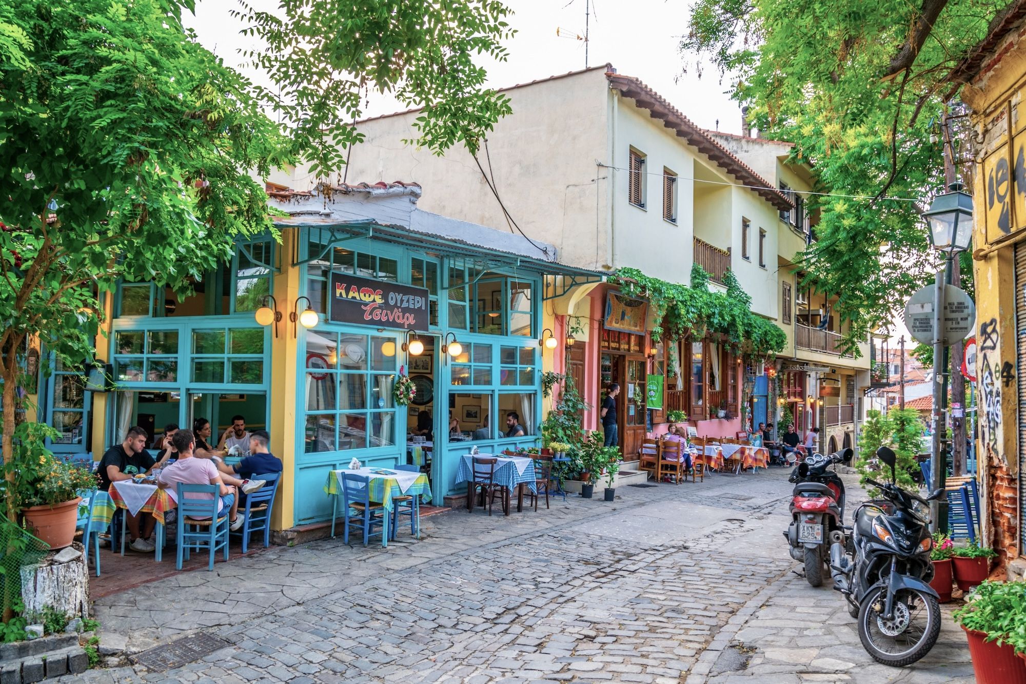Taverne tra le strade della città vecchia ©trabantos /Shutterstock