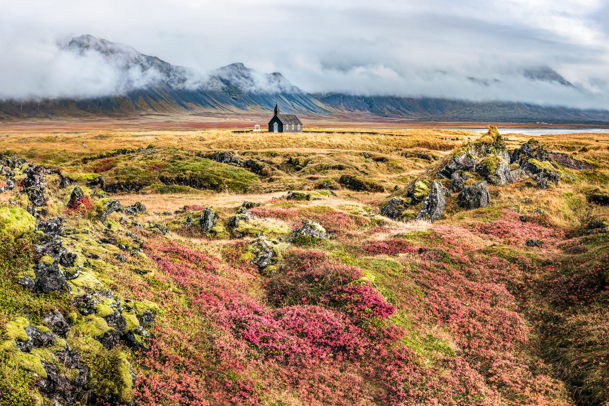 Búðakirkja sulla costa meridionale della penisola islandese di Snæfellsnes © James Rushforth