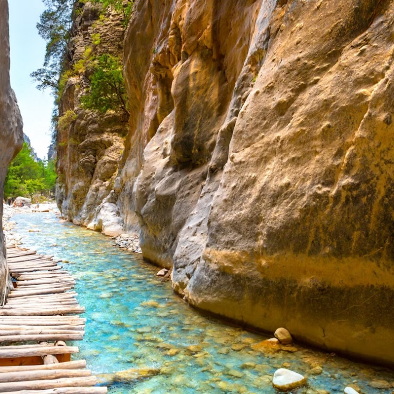 Attraversare questi piccoli ponti di legno è uno dei tratti più piacevoli dell’escursione nella gola di Samaria. proslgn/Shutterstock
