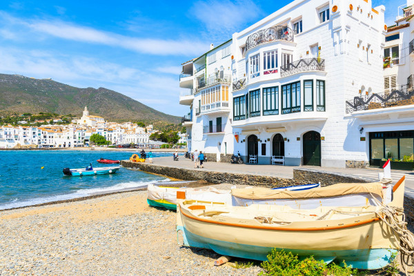 Cadaqués è una località costiera molto apprezzata dagli spagnoli. © Pawel Kazmierczak/Shutterstock