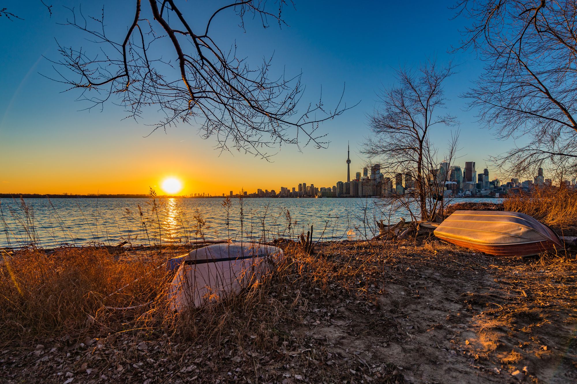 Lo skyline di Toronto visto al tramonto da una spiaggia della Ward’s Island, Toronto, Canada © Roberto Destarac Photo / Shutterstock