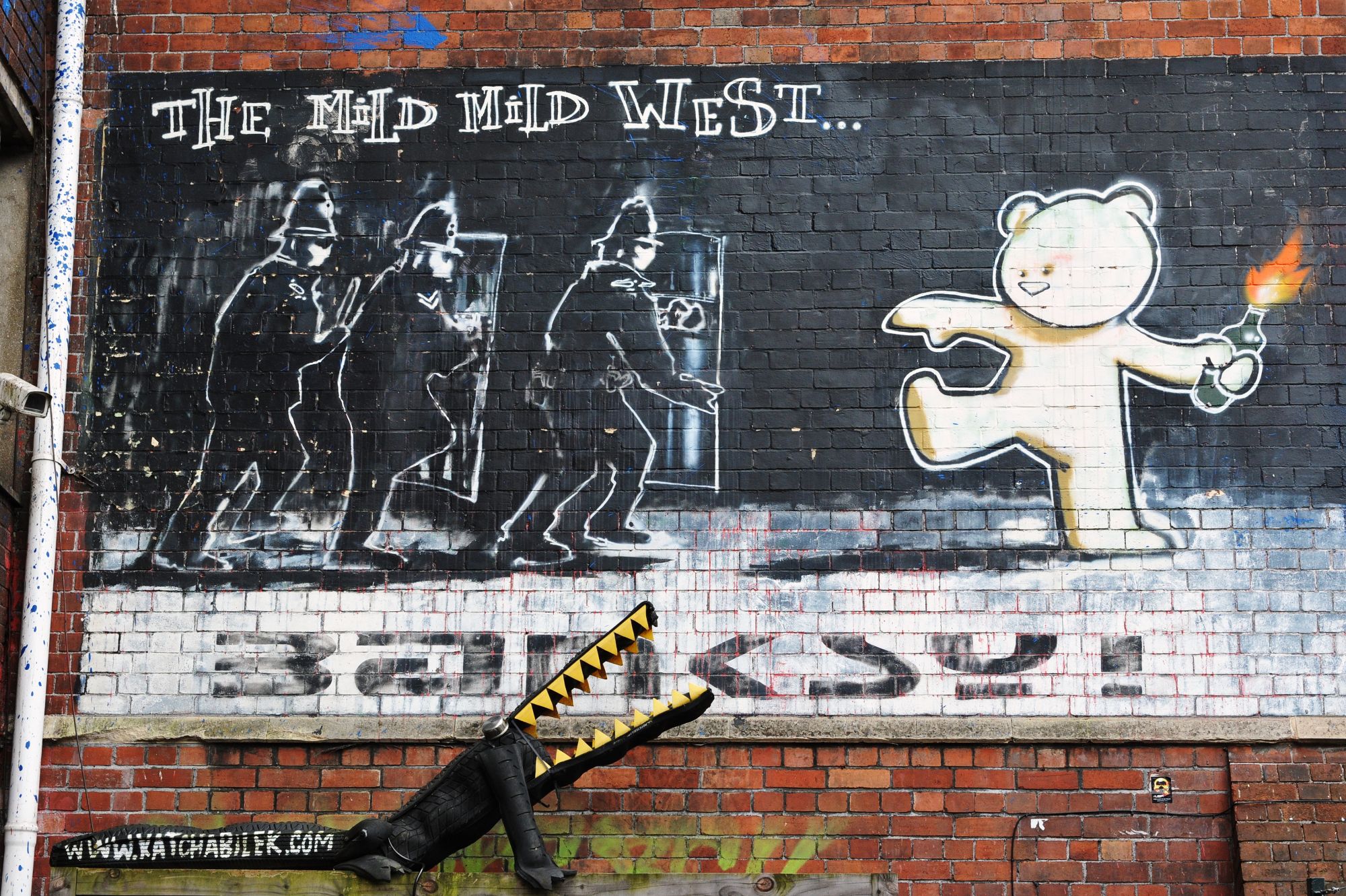 Bristol è la città dei murales. Mild Mild West (2012) è un’opera del noto artista Banksy.
foto di 1000 Words/Shutterstock