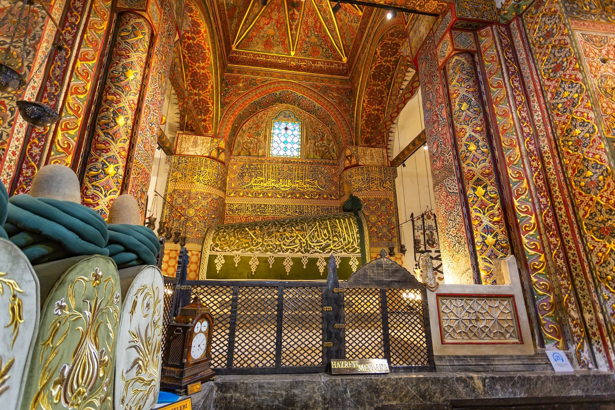 L’interno del Mevlâna e la tomba di Rumi © lapas77/Shutterstock